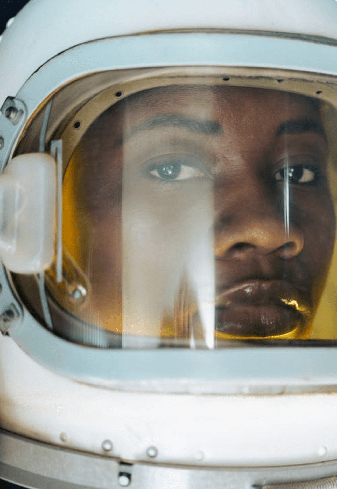 Persona con casco de astronauta