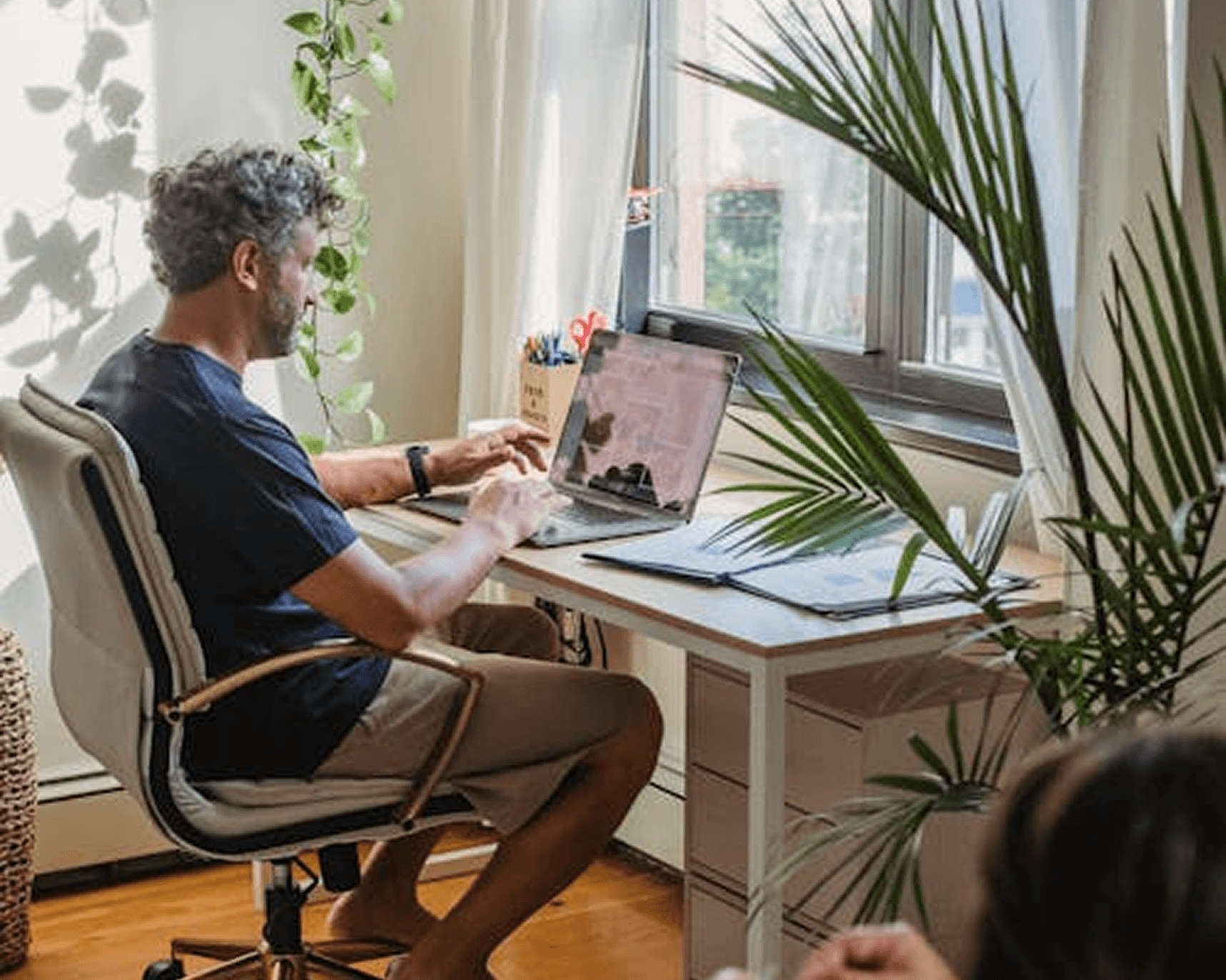 Persona trabajando con portátil en un entorno flexible