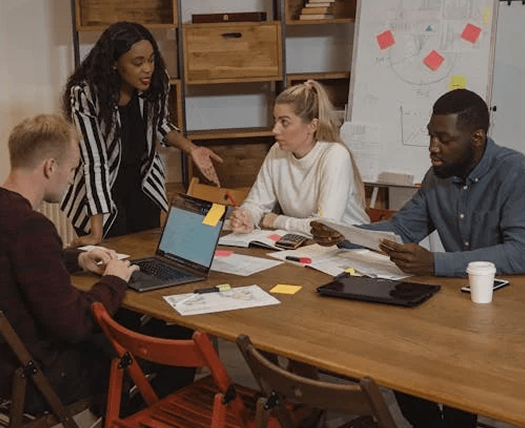 Equipo reunido alrededor de una mesa