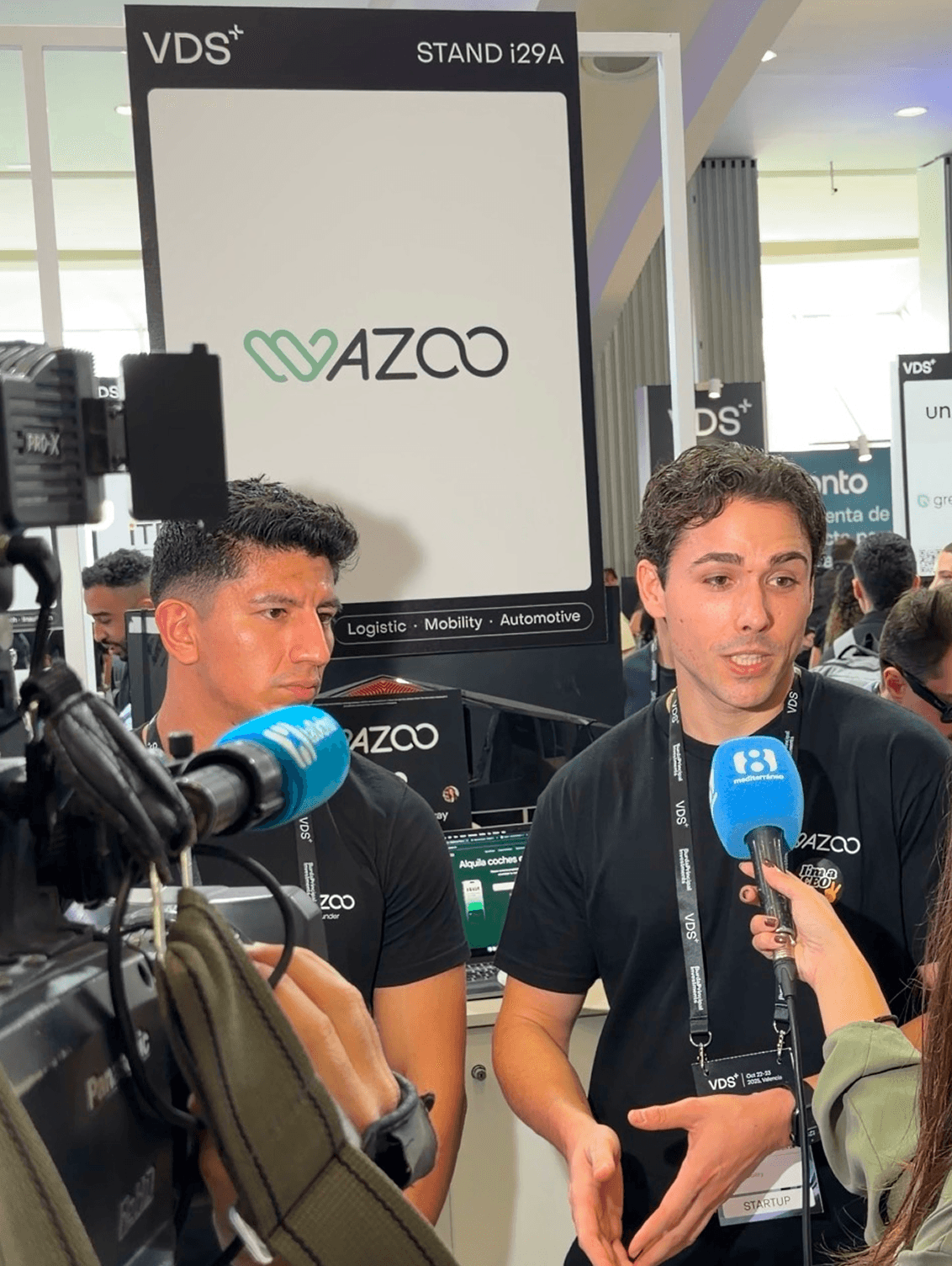 Equipo de Wazoo atendiendo a medios en un evento